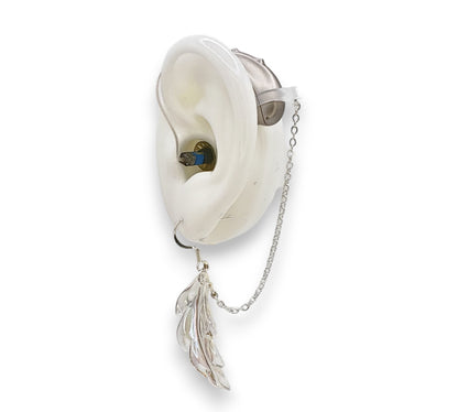 Perlmuttfarbene Feder-Ohrringe für Hörgeräte